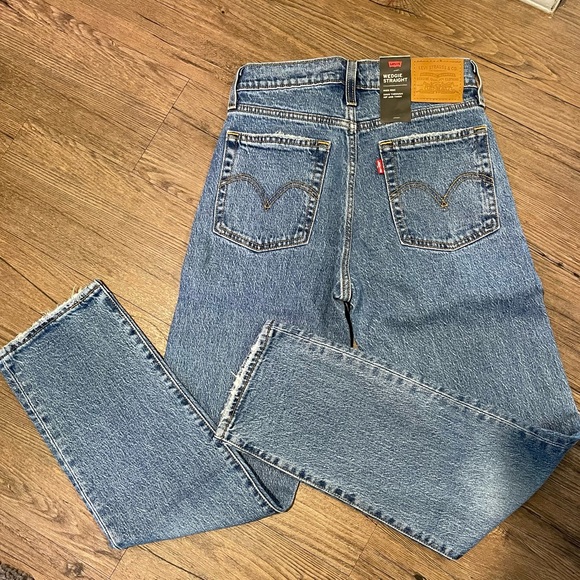 Levi’s | Wedgie Straight Fit Women’s Jeans in Salsa Spice - Dark Wash - Picture 5 of 12